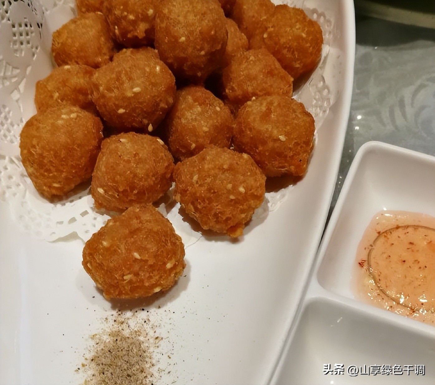 福建一家人去北京旅游，吃了四道京城菜，结账时反复确认价格