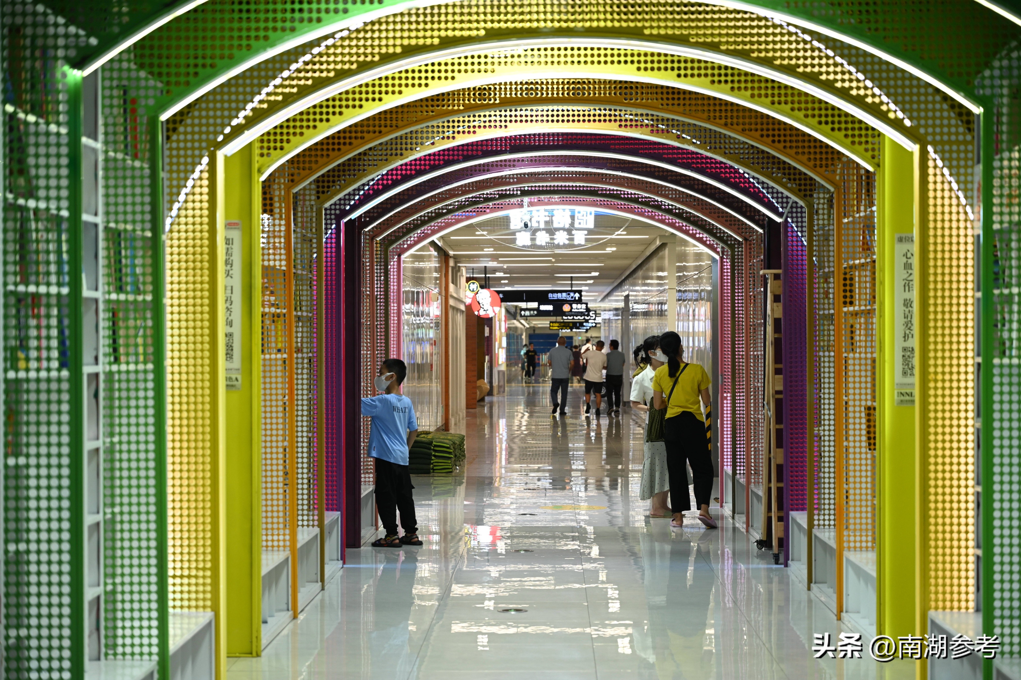 南宁24小时营业的书店,南宁地铁站现百米彩虹书店