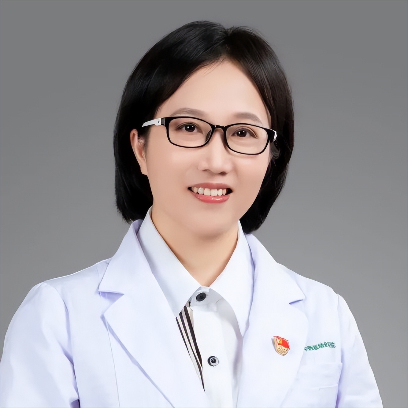 游完泳眼睛红用什么眼药水,游完泳眼睛感染