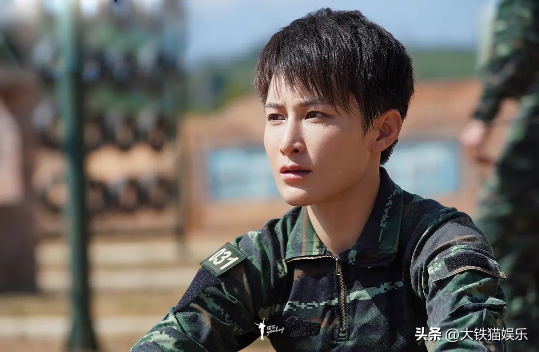 “荧幕女兵”的消亡史：蛇精脸、大浓妆，求你们别再*辱侮**战士了