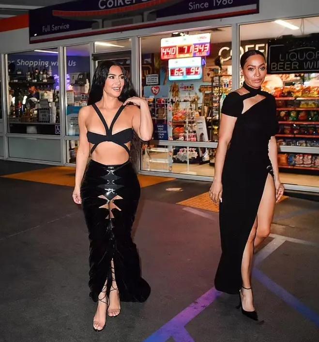 卡戴珊也怕输，为赢前夫娇妻，在好友婚礼上用带子遮身，实在火辣