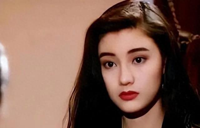 “小丑手”太减分了，这8位女星个个貌美如花，却被手拖后腿