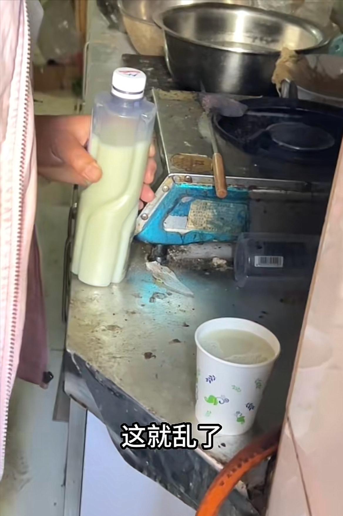 男子喝北京豆汁真上头,北京小伙喝老北京豆汁