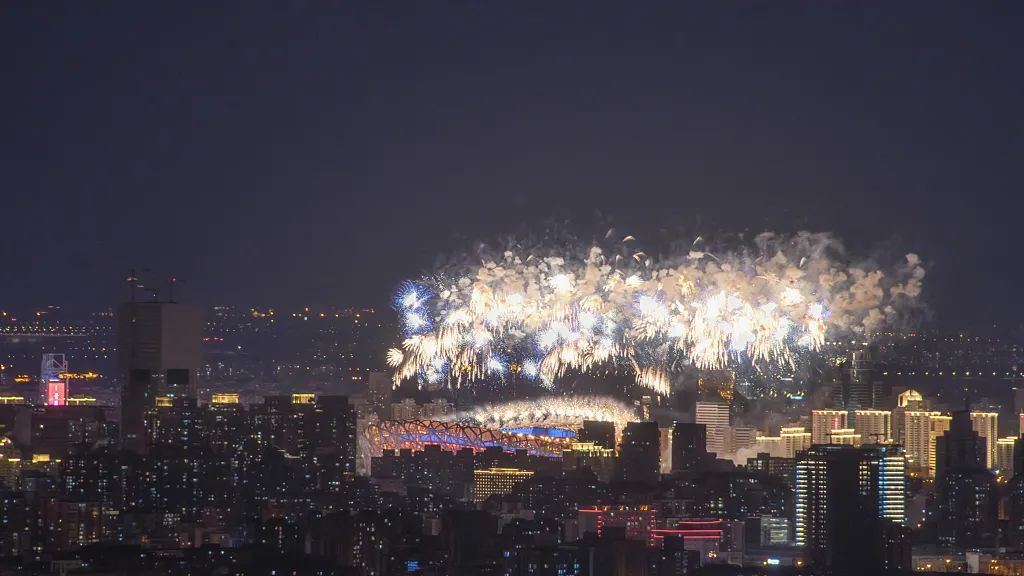 给奶奶“造”了一架天梯,靠*药火**爆炸作画,全球最会“玩火”的人