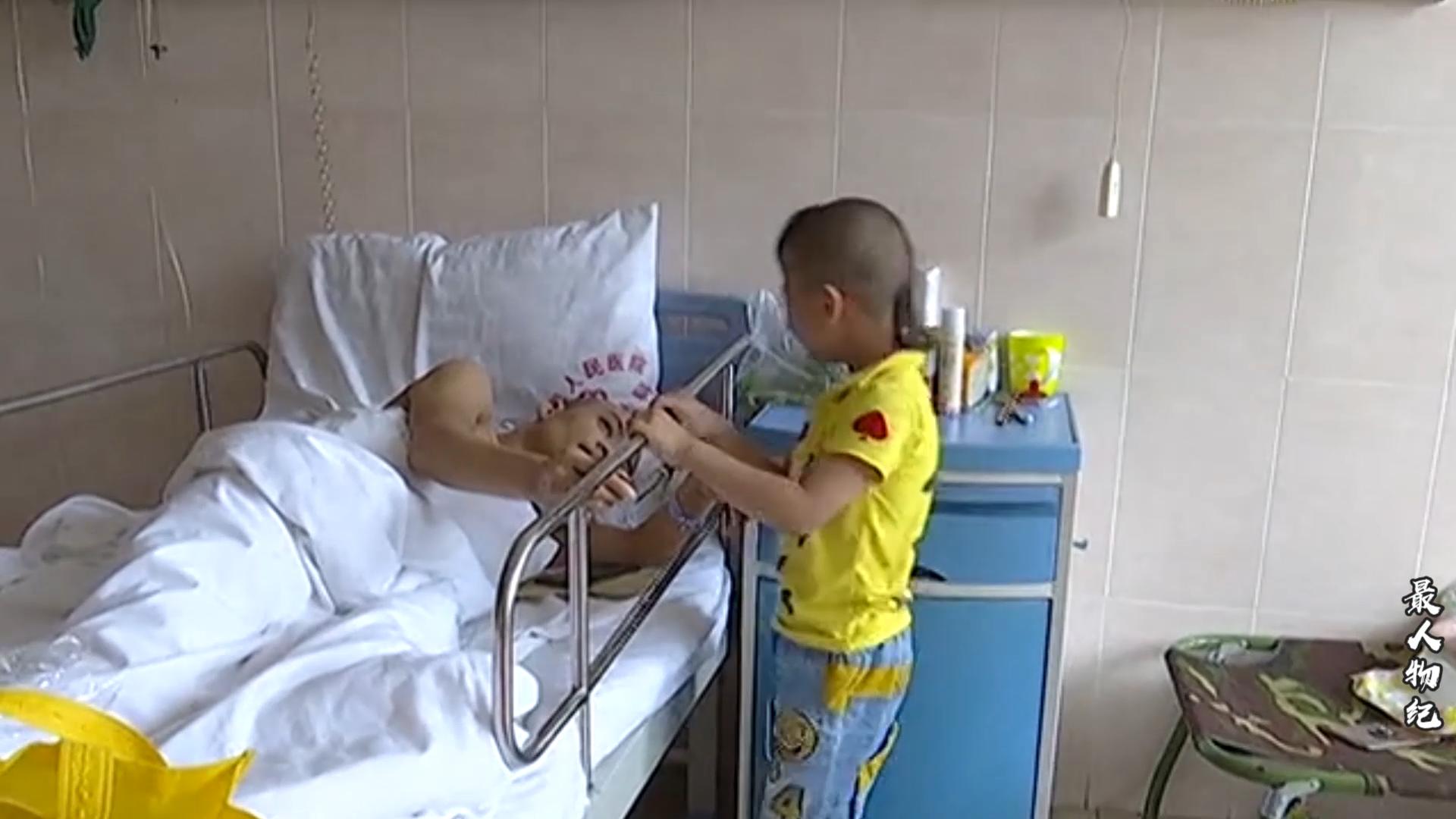 6岁儿童照顾瘫痪父亲感动全场,河南00后男孩照顾瘫痪父亲13年