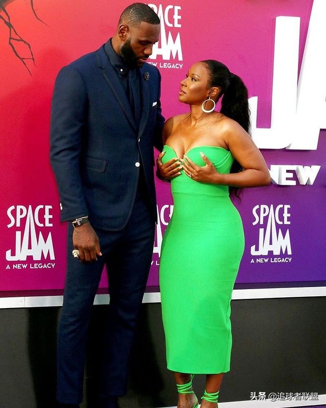 詹皇晒照庆祝56分,詹皇发年轻照片