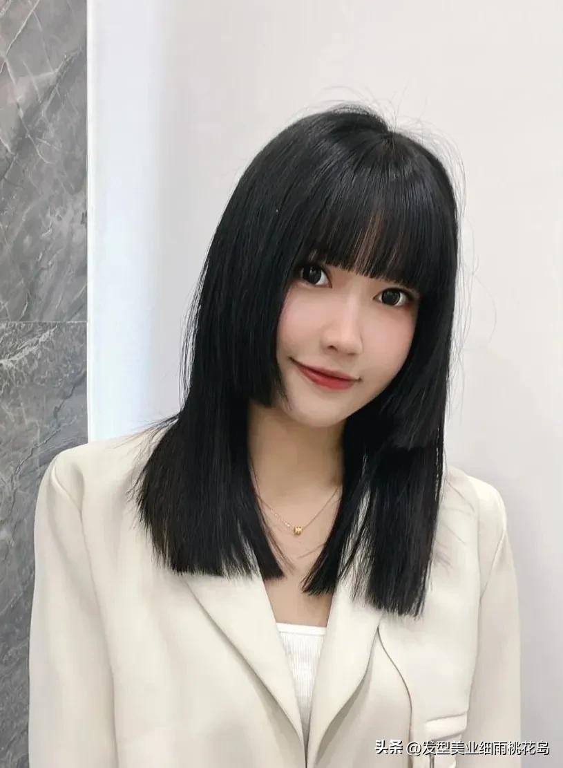 2023中长发型女最新减龄,女发型2023流行发型