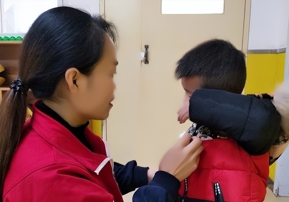 校园霸凌被家长暴打,儿子遇校园霸凌遭群欧辱骂