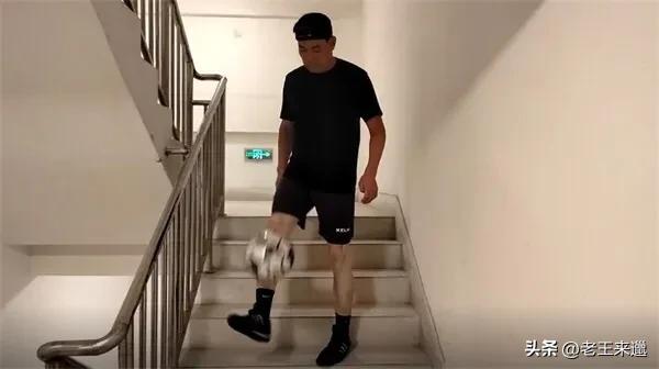 单腿深蹲颠球吉尼斯纪录,周道华60分钟颠球视频