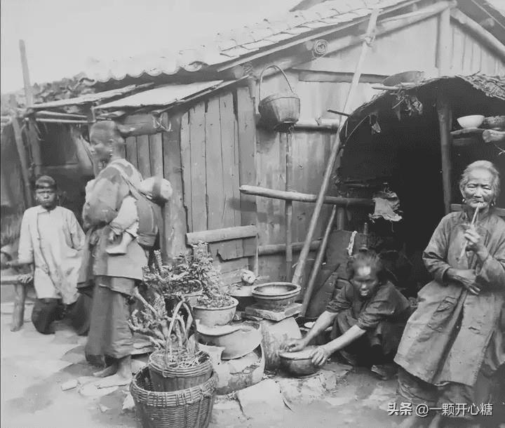 侵华日军老照片：女子自愿脱衣服让日本人拍摄，被拍下大尺度照片