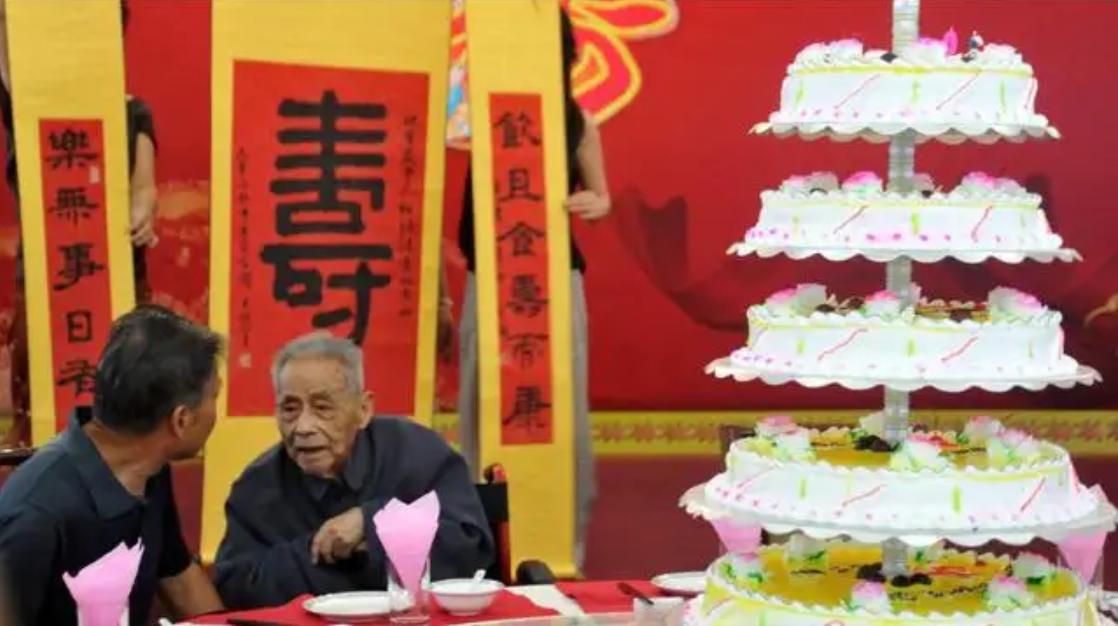 山东老人过80大寿，酒桌上中华烟茅台酒花费百万，网友却说是陋习