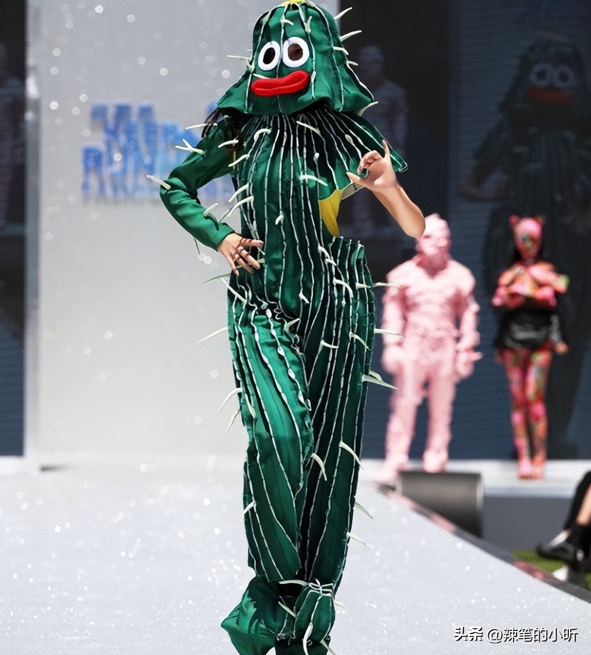 开裆裤,裸胸装,今年高奢大秀一个比一个奇葩,暴露就是时尚?