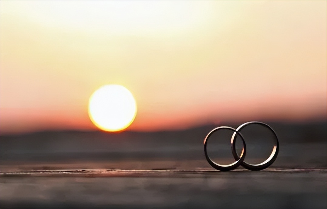 小伙月入过万，买双布鞋的钱还得靠偷，妻子直言：有前科才不给钱