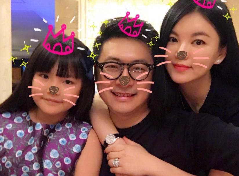 13岁王诗龄与好友聚会，美甲镶3克拉钻石超吸睛，网友：像暴发户