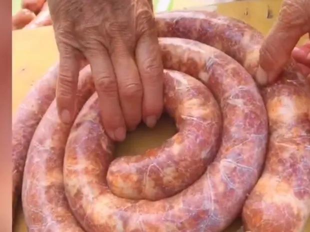 灌香肠怎么晾晒注意什么,灌香肠要晒到什么程度才是干了