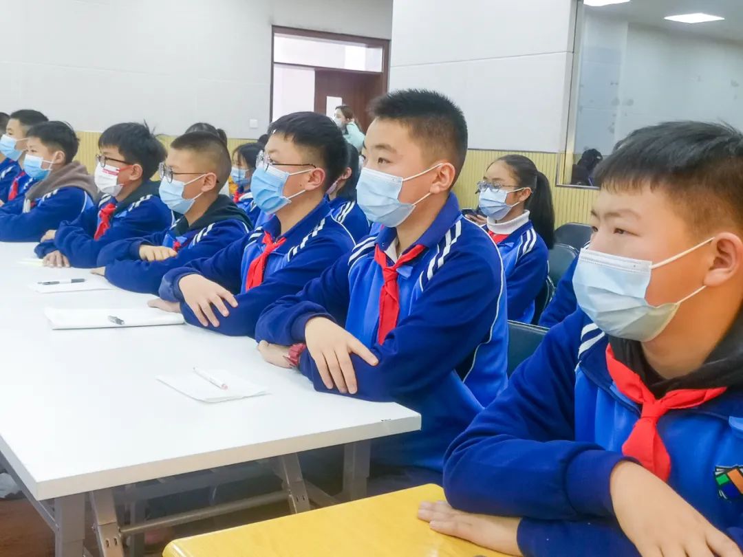 开学季校园展示打卡,开学啦冰墩墩小学生积极向上图片