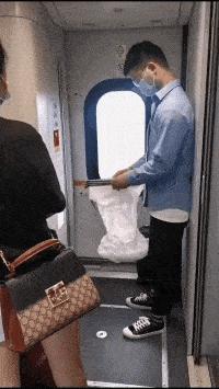 姑娘这么可爱竟然当保安，大叔都忍不住多看两眼，太屈才了: