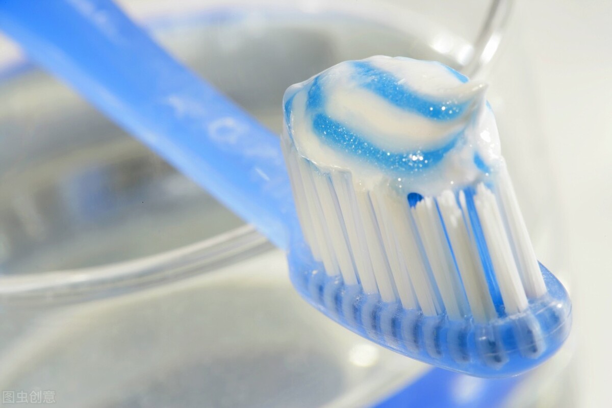 不含氟的牙膏刷牙会中毒吗,不含氟牙膏是不是智商税