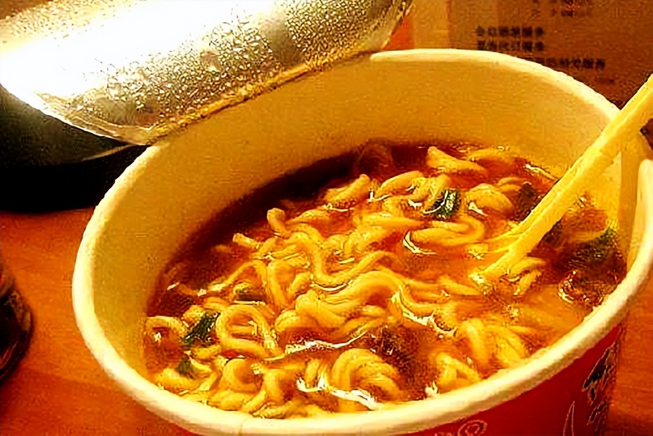 方便面真的添加了很多防腐剂吗,方便面里面会有防腐剂吗