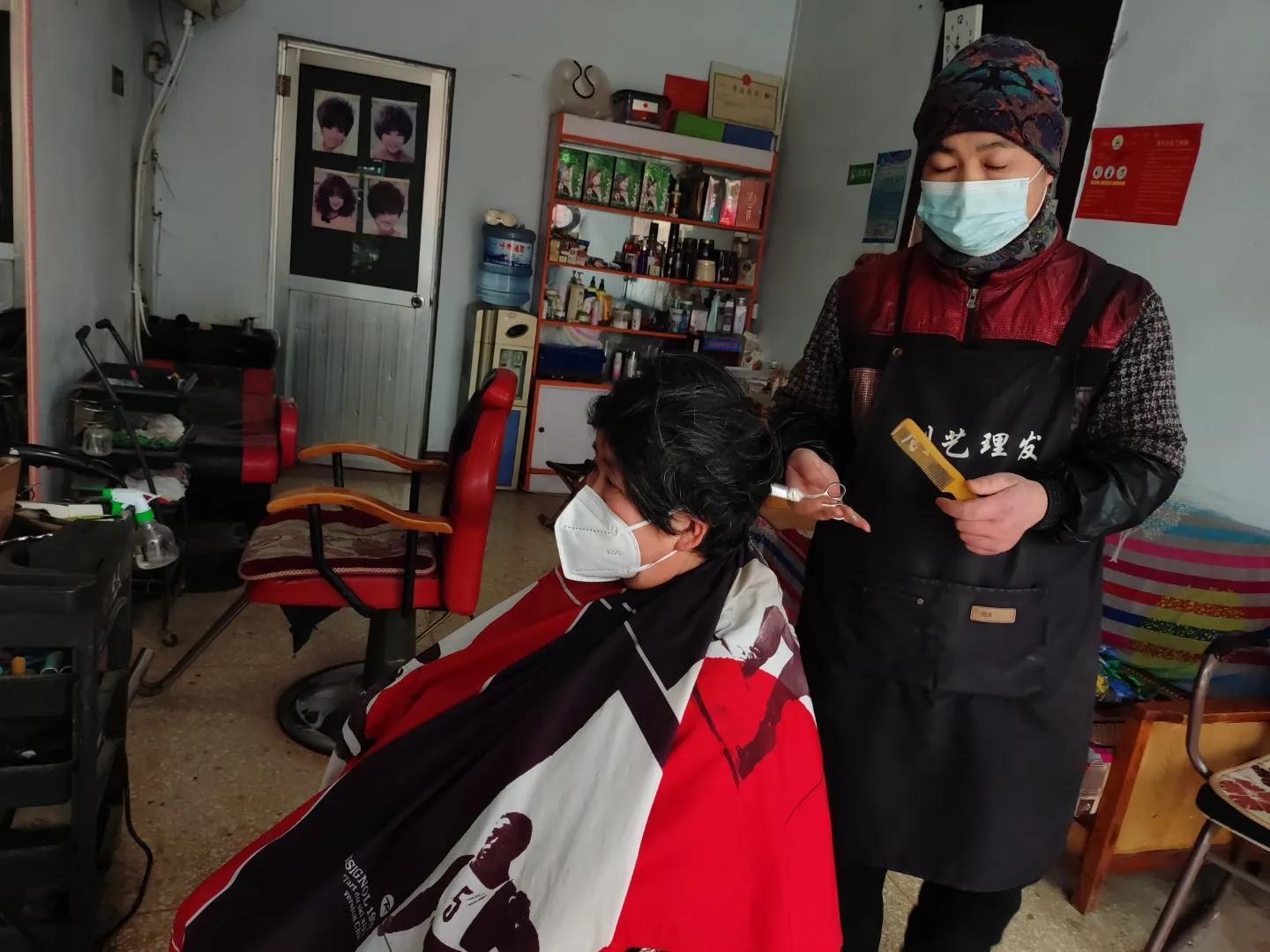 抽空去理发，理发小哥聊起孩子的叛逆，与我孙子初一时症状颇相似