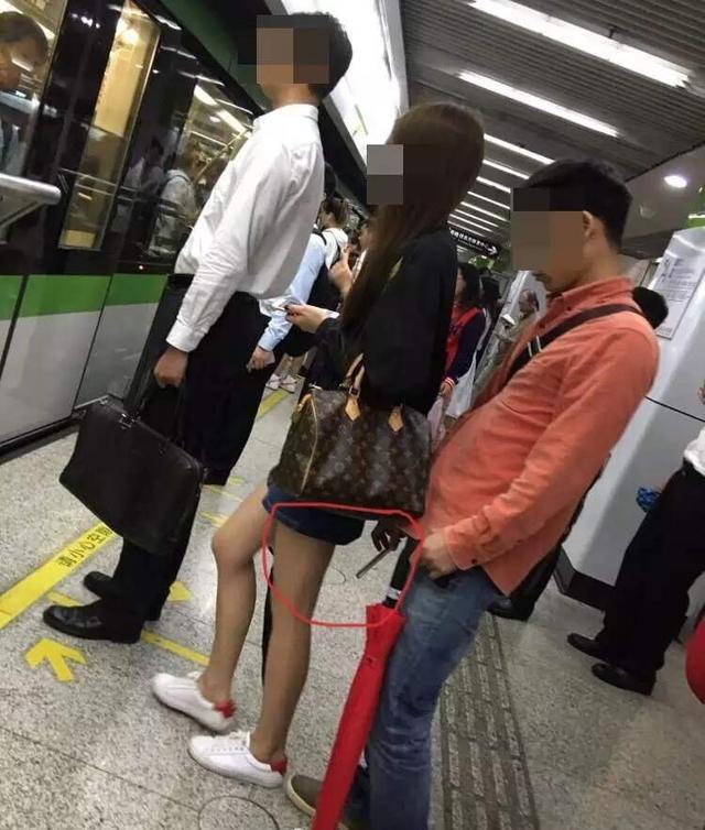 一人洗澡,百人围观!*拍偷**事件为何层出不穷?*拍偷**工具哪来的?