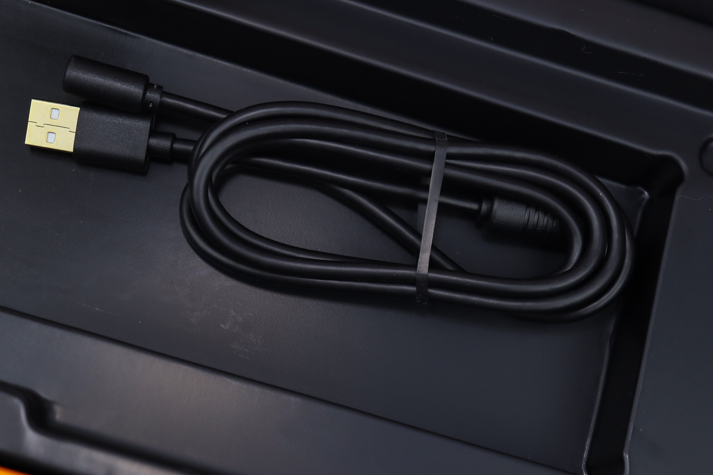 一千块，透明键盘，将手上那2平方做成工艺品的理念，我只爱洛斐