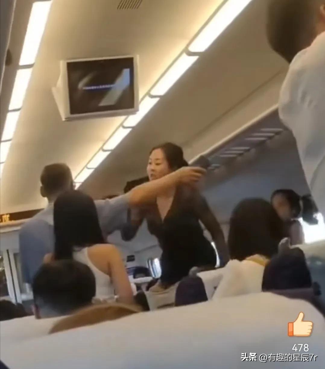 母子二人联手暴打女子,嚣张跋扈母女打人