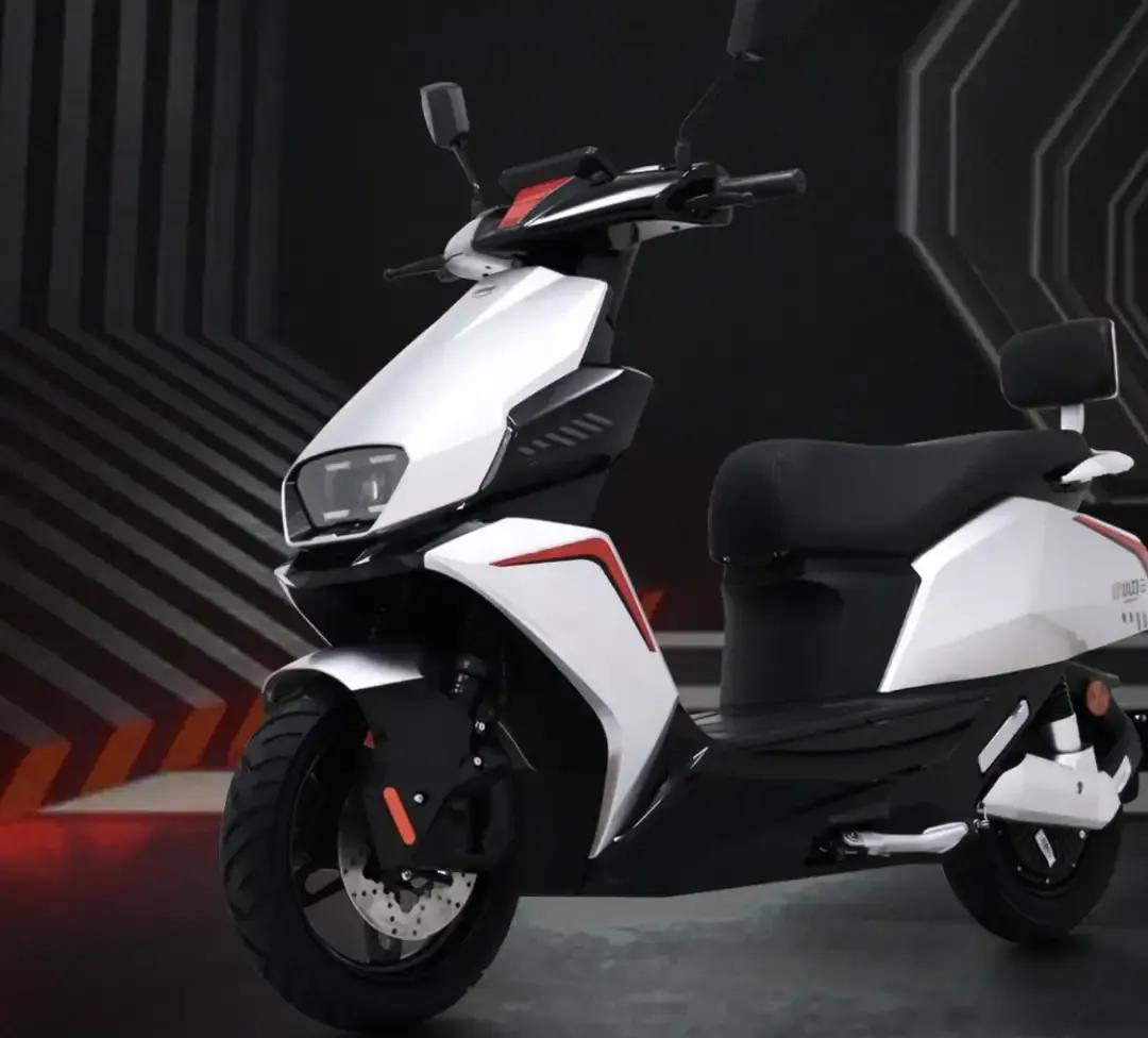 2000瓦电机电动车能跑多快,小刀续航80公里的经济实用电动车