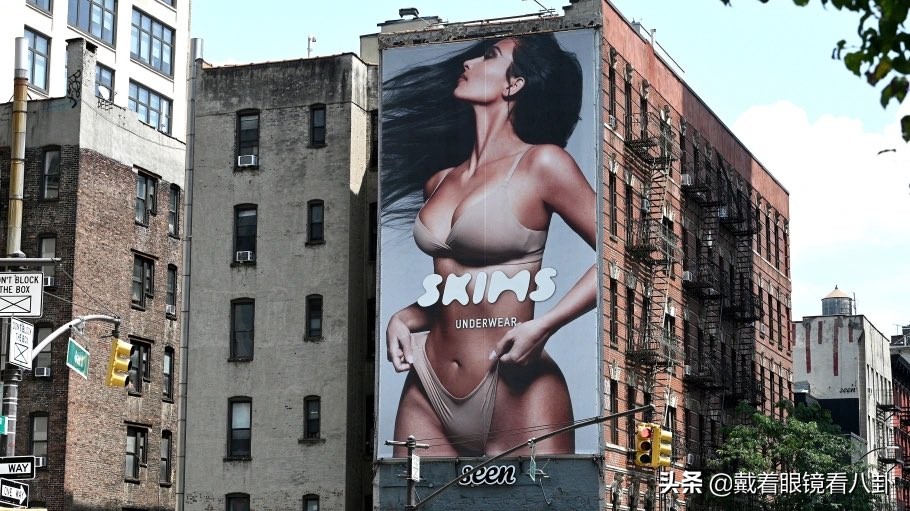 金·卡戴珊代言巴黎世家，企业家模特两不误，个人品牌价值超百亿