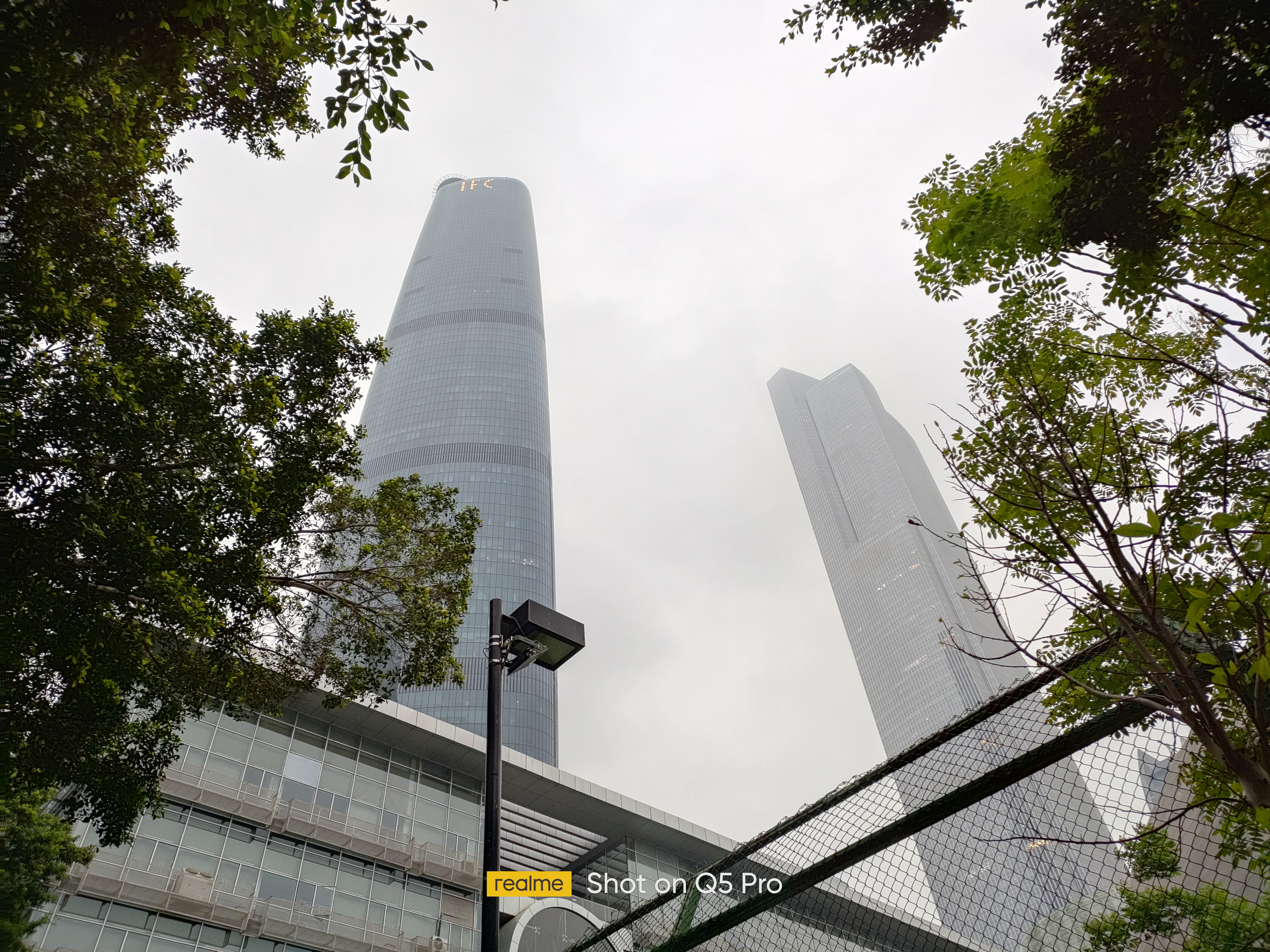 真我q5pro能用65w的闪充么,80w闪充能给60w手机充么