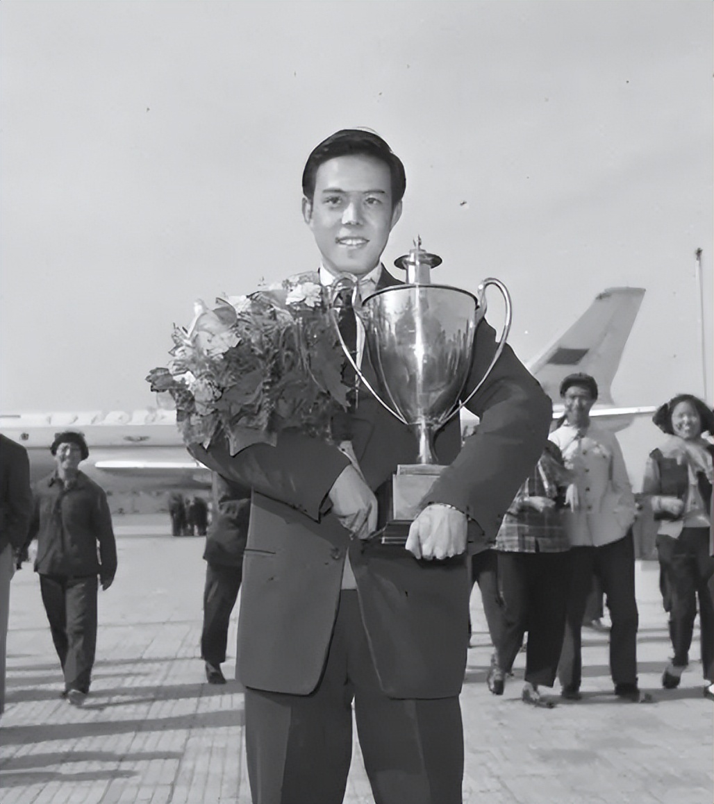 1961年容国团参加世乒赛，贺龙感到很紧张，于是让董必武下去休息