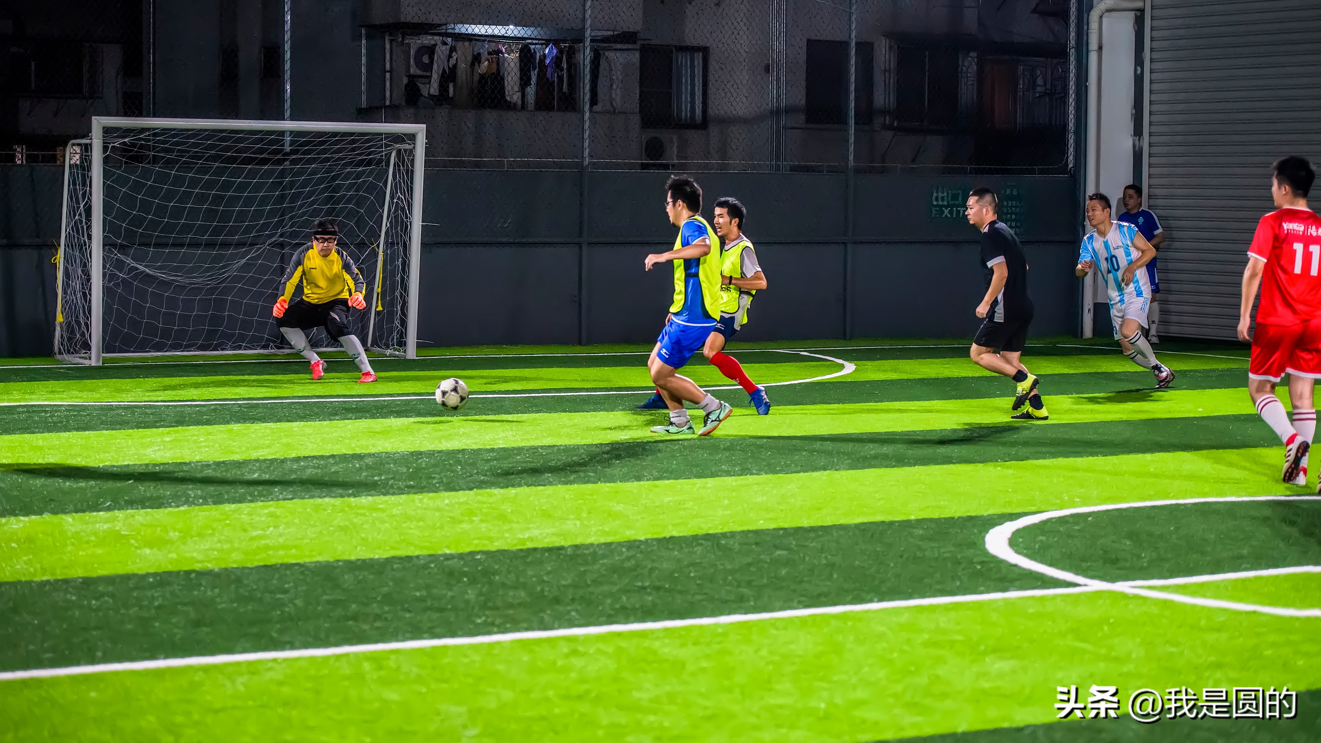 足球摄影作品创作说明,足球摄影作品简介200字