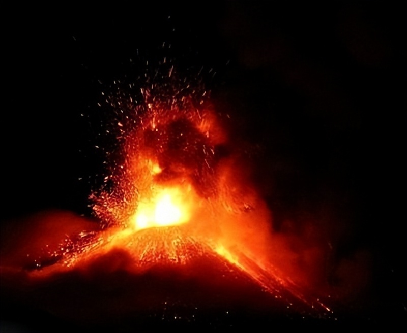 高粘性液体中不断增长的气泡的聚结