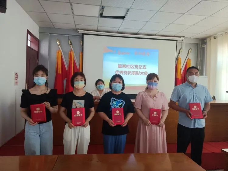 社区党员发挥先锋模范带头作用,党员先锋岗争当服务群众标兵