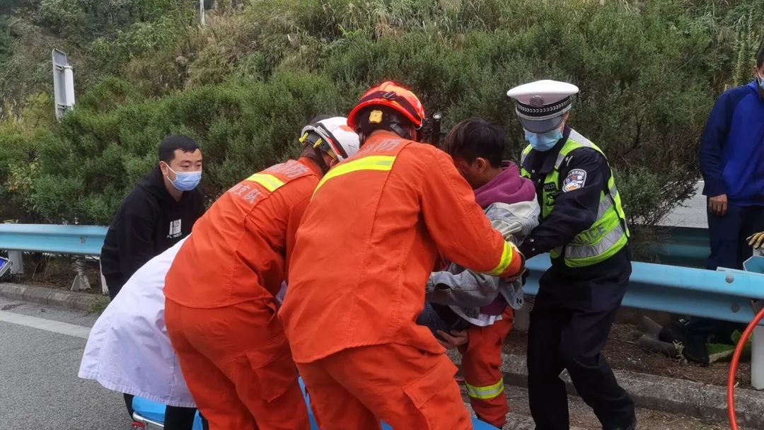 贵州一客车侧翻27人身亡救援现场,贵州一罐车爆胎侧翻