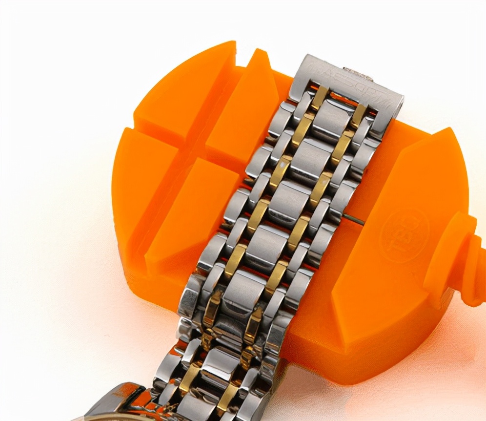 天梭钢表带如何拆卸与安装,天梭骏驰200表带拆卸