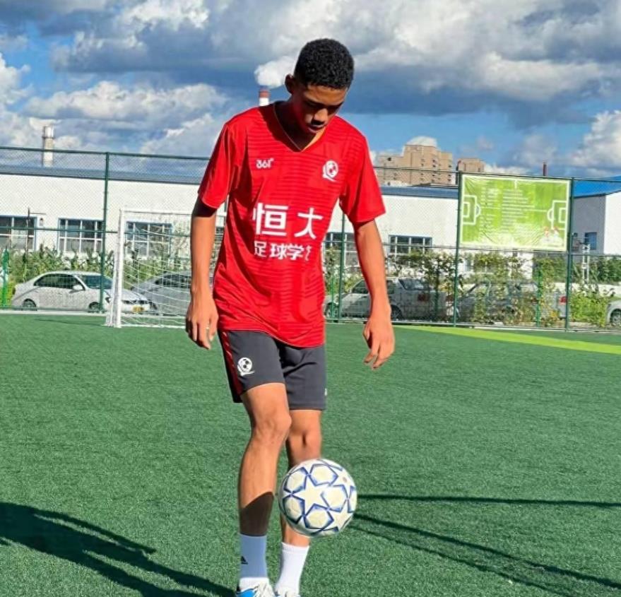 中国足球希望之星，1米9黑人混血队长已碾压东亚，高洪波喜笑颜开