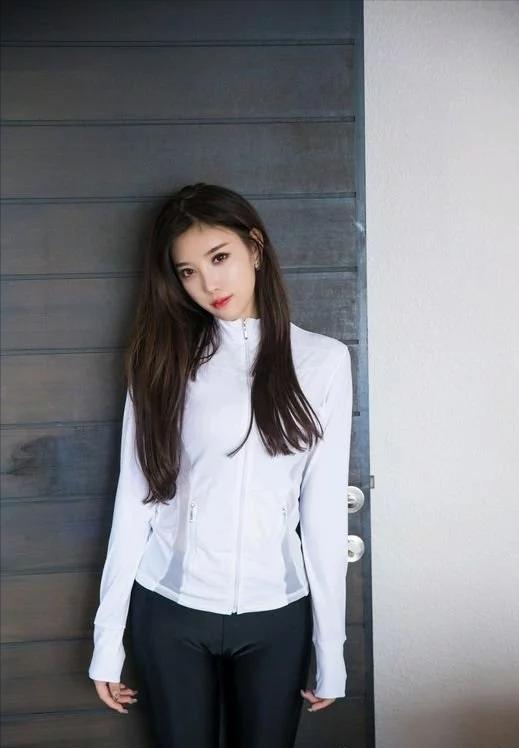 牛仔裤黑色高跟鞋搭配什么上衣,运动裤搭配细跟高跟鞋