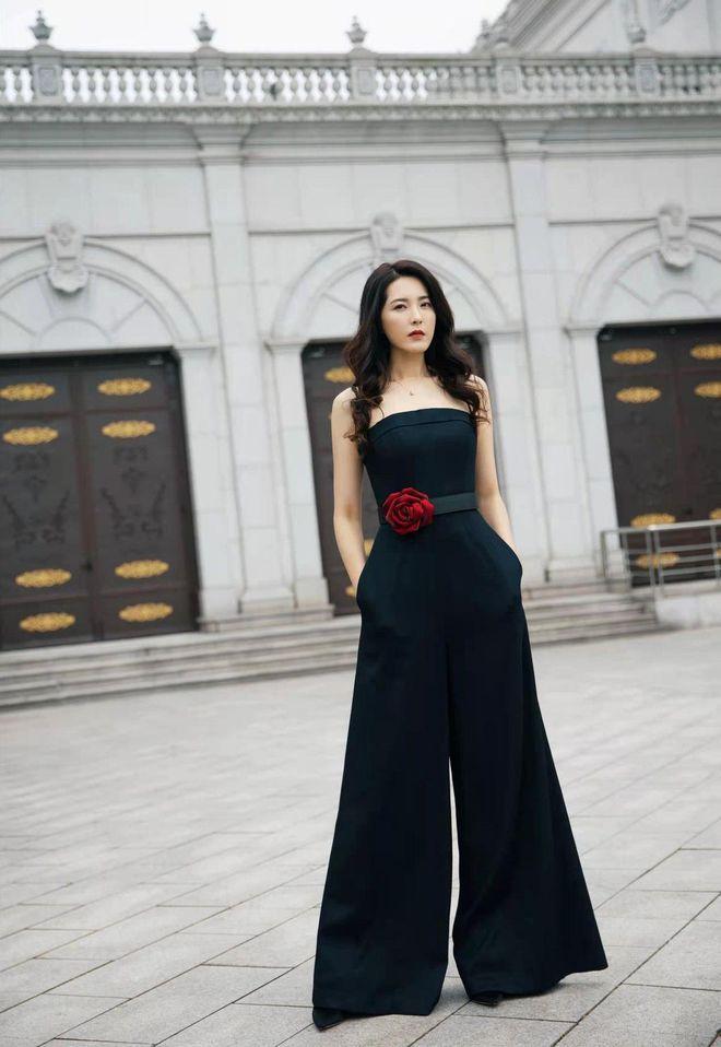 蓝色呢子大衣搭配曾黎,曾黎穿的毛衣