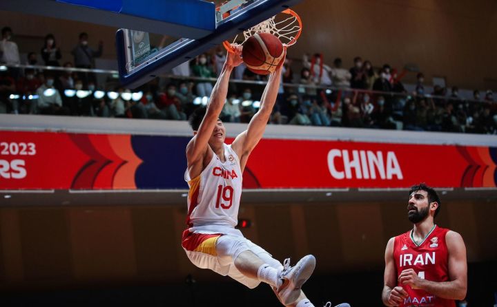 中伊之战最大收获乔帅终找到男篮外线组合说明书