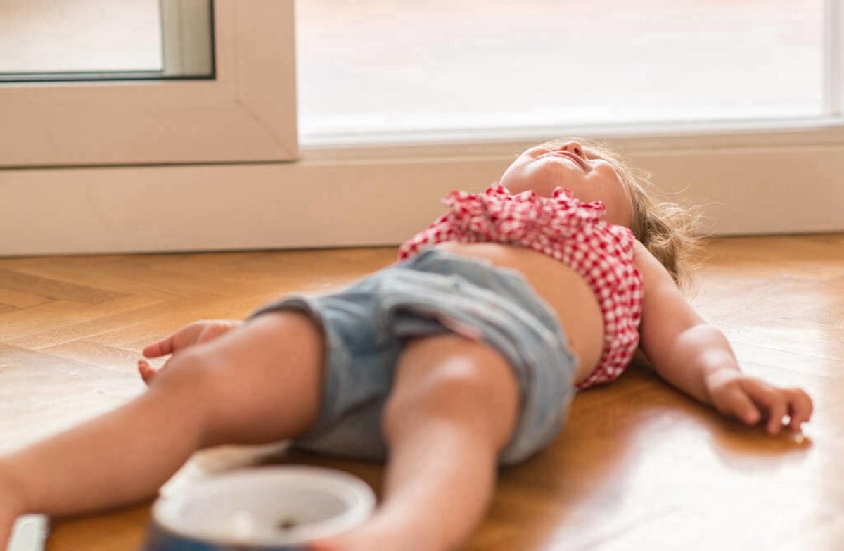 宝宝发脾气摔东西该不该打,孩子摔东西父母应该怎么引导