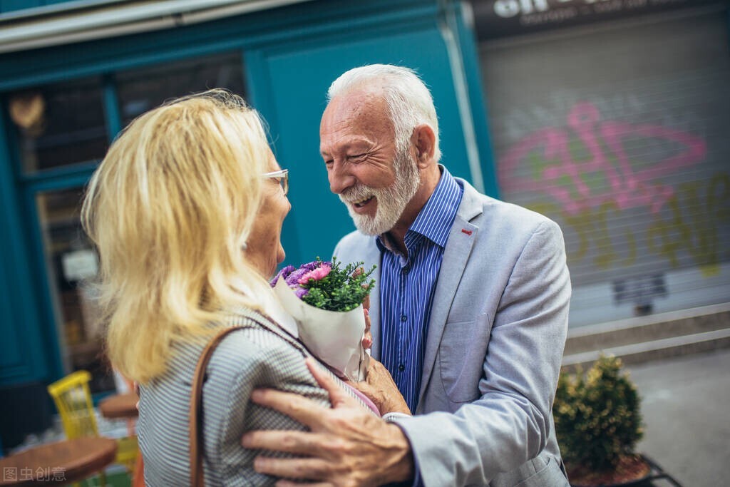 与恋人去玩怎样给她制造浪漫,情侣怎么制造小浪漫