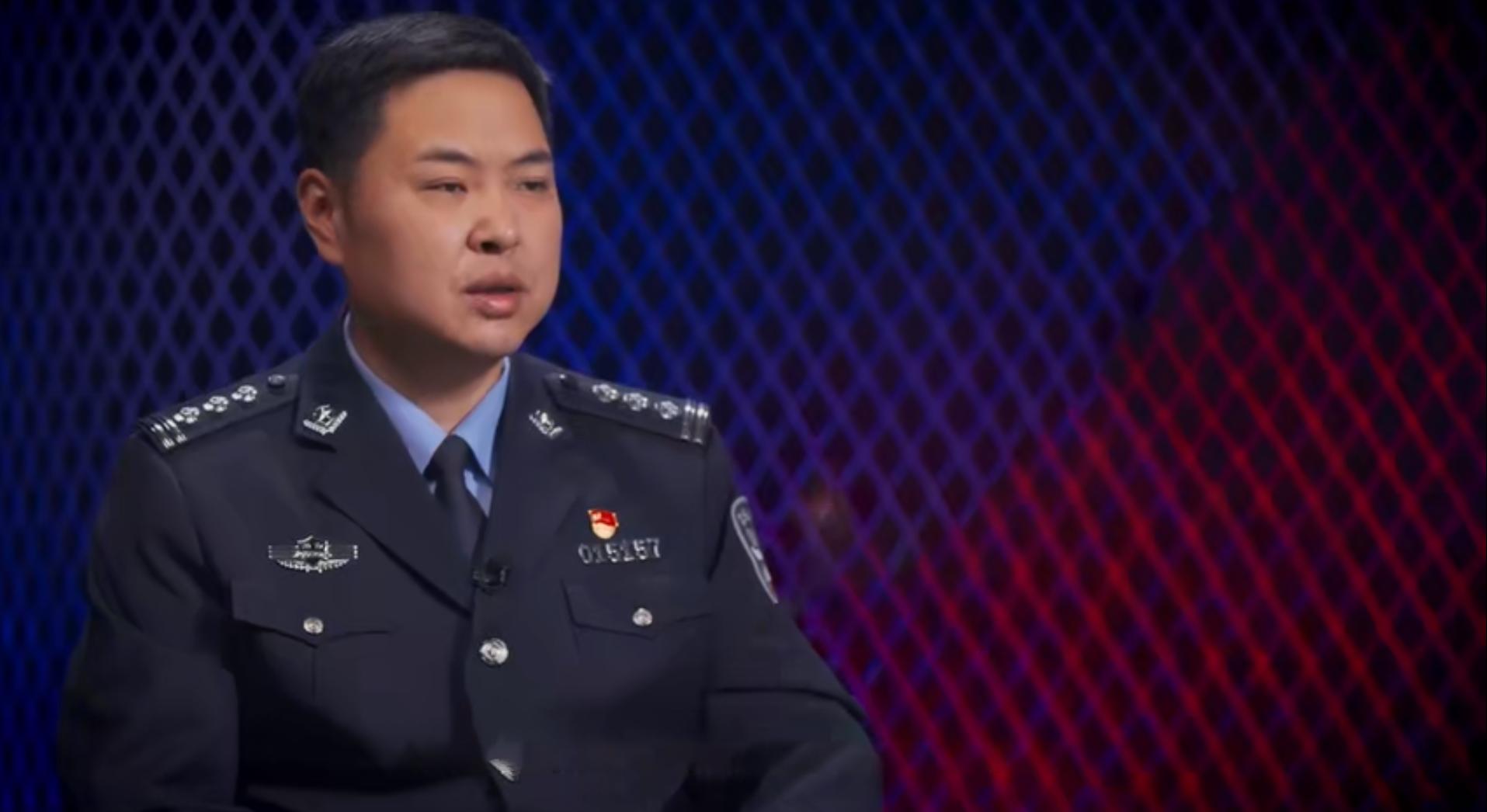 2020年女子报警被猥亵殴打，警方发现另有隐情，女子：他没给小费