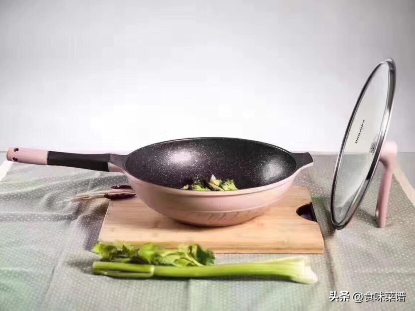 铸铁锅和不粘锅哪个好用,铸铁锅炒菜和不粘锅区别