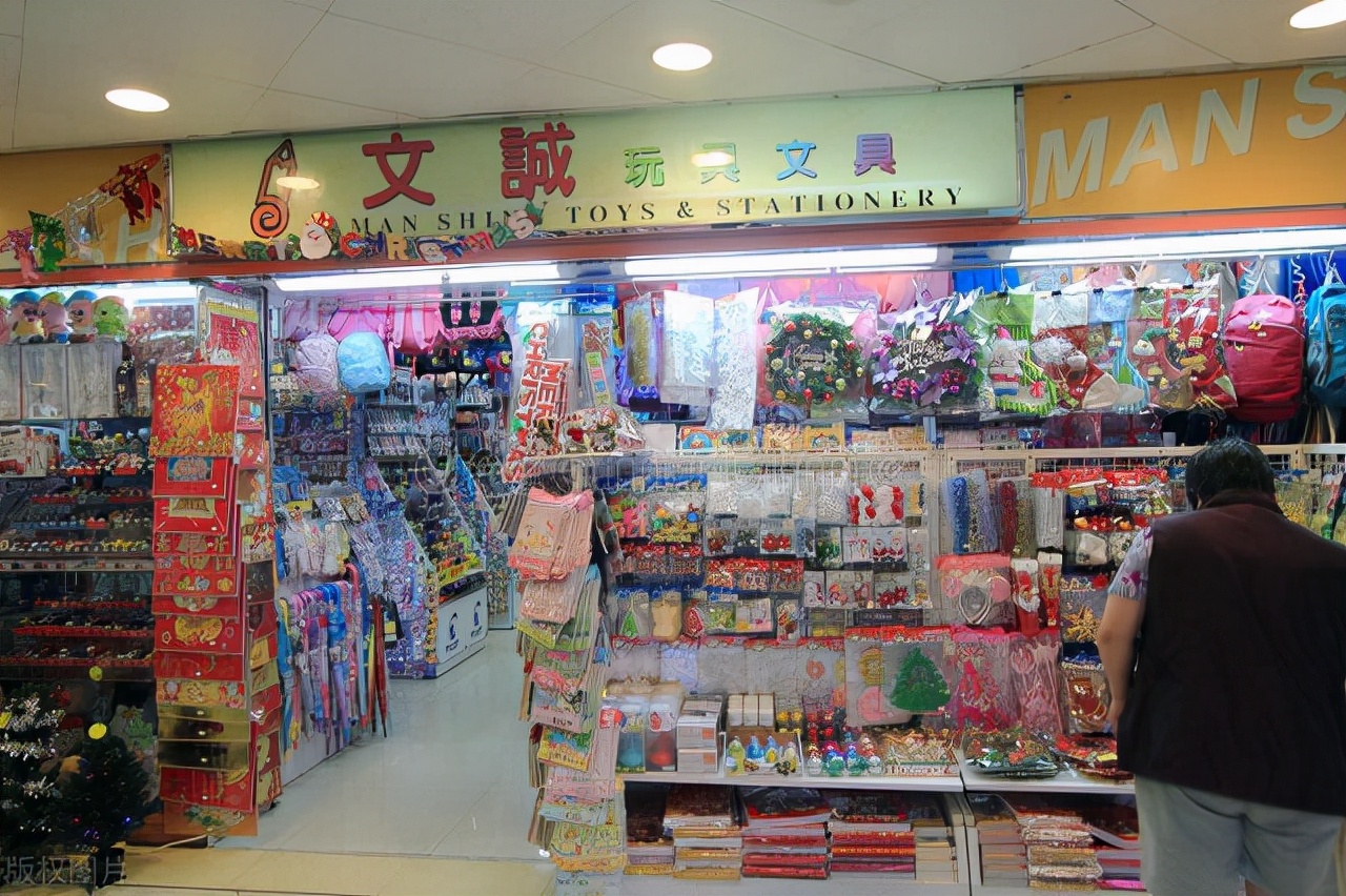 学校门口一家文具店,学校旁边开文具店
