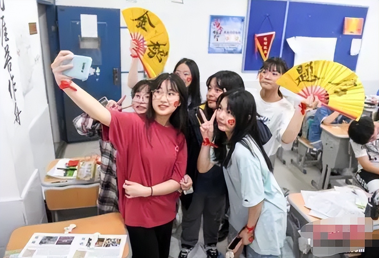 被学生的黑板报惊艳到了,高中生令人惊艳的黑板报