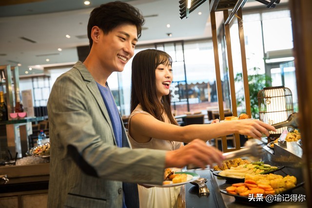 男子低头玩手机差点被绊倒,男子低头玩手机过马路被撞