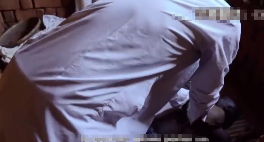 非洲医疗有多恐怖？小伙患上前列腺，医生竟用锤子砸胸口祛除病魔