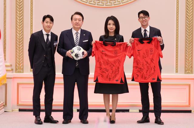 韩国第一夫人穿短袖装扮,50岁韩国第一夫人亮相巴黎