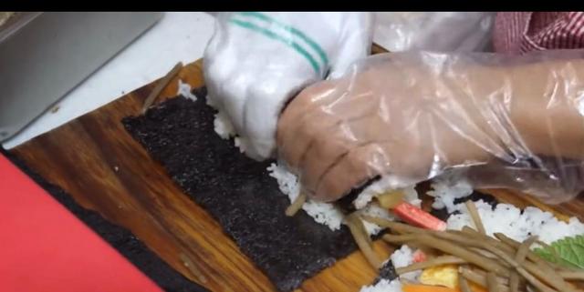 东北大妈做生意,退休东北大妈在蒙城做烘焙